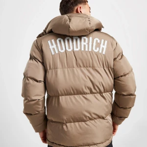 Hoodrich jacka - En riktigt skön dunjacka. Går att använda både på vinter, våren och på sommarkvällarna. Säljs pågrund av att jag beställde fel storlek. 