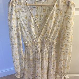 Blommig klänning  - Superfin klänning från Na-id i storlek 32 men skulle säga att den även passar 34. Använd en gång!