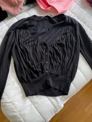 Kofta från Saint Tropez - Fin svart kofta från Saint Tropez. En knapp saknas (längst ned). Jag upplever den liten i storleken, snarare en XS-S än en M.