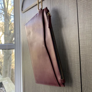 En clutch väska i Burgundy röd❤️ - En väska att hålla i handleden från London i en mörk röd❤️