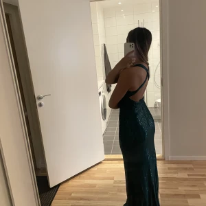 Grön glittrig balklänning - En superfin klänning som jag aldrig använde. Storlek S 