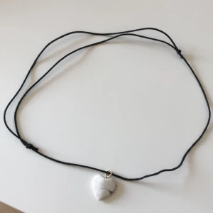 💗💗💗 - Superfint halsband med en hjärtsten på. Köpt i en kristall marknad som ändast var på besök. 💗