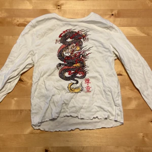 Vit tröja med ett tryck  - En vit tröja med ett ”orm” tryck på i storleken S. Köpt på newyorker