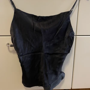 Linne satin - Så fint linne i satin från Zara i storlek xs. Endast använt en gång och får ingen användning av det längre!