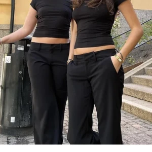 Alobha label lågmidjade kostymbyxor  - såå fina kostymbyxor från alobha label lova Widerbergs märke som alltid är slutsålda. Köparen står för frakt. KOLLA IN MIN PROFIL OCH ALLT ANNAT JAG SÄLJER. 