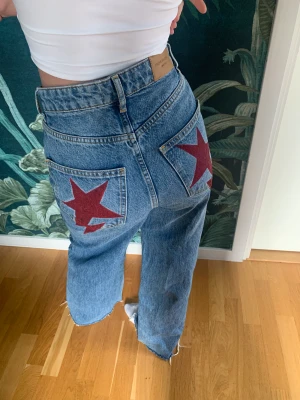 Jeans med stjärntryck - Jeans köpta från Gina tricot som jag sedan gjort tryck på. Aldrig använda. 