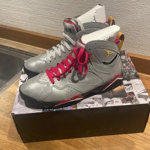 Air jordan 7 retro sp - Ett par air Jordan 7 reflective i storlek 7,5 U.S. (40,5 eur) har haft dessa på hyllan ett bra tag tror upp mot tre år. Har inte använt dom då det inte varit min typ riktigt använde mig mer av yeezy då men som en investering.Aldrig använda allt og med.