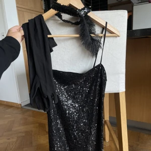 Gatsby set - Säljer min gatsby outfit som jag använt 1 gång på en studentfest, går även att bara köpa klänningen skriv privat isåfall💓 Notera att jag klippt hål i tummen på handskarna för att kunna använda mobilen 