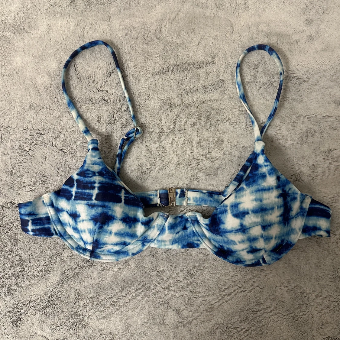 Bikiniöverdel oanvänd