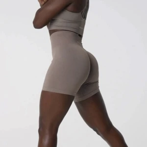 Shorts  - ’Taupe Solid Seamless Shorts’ från NVGTN, strl S. Oanvända. Säljes pga en för stor beställning
