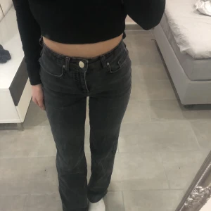 Svarta raka jeans  - Superfina stretchiga och sköna 90tals byxor från madlady i storlek 34 dom är dock uppsydda några cm eftersom jag är 164 cm lång 