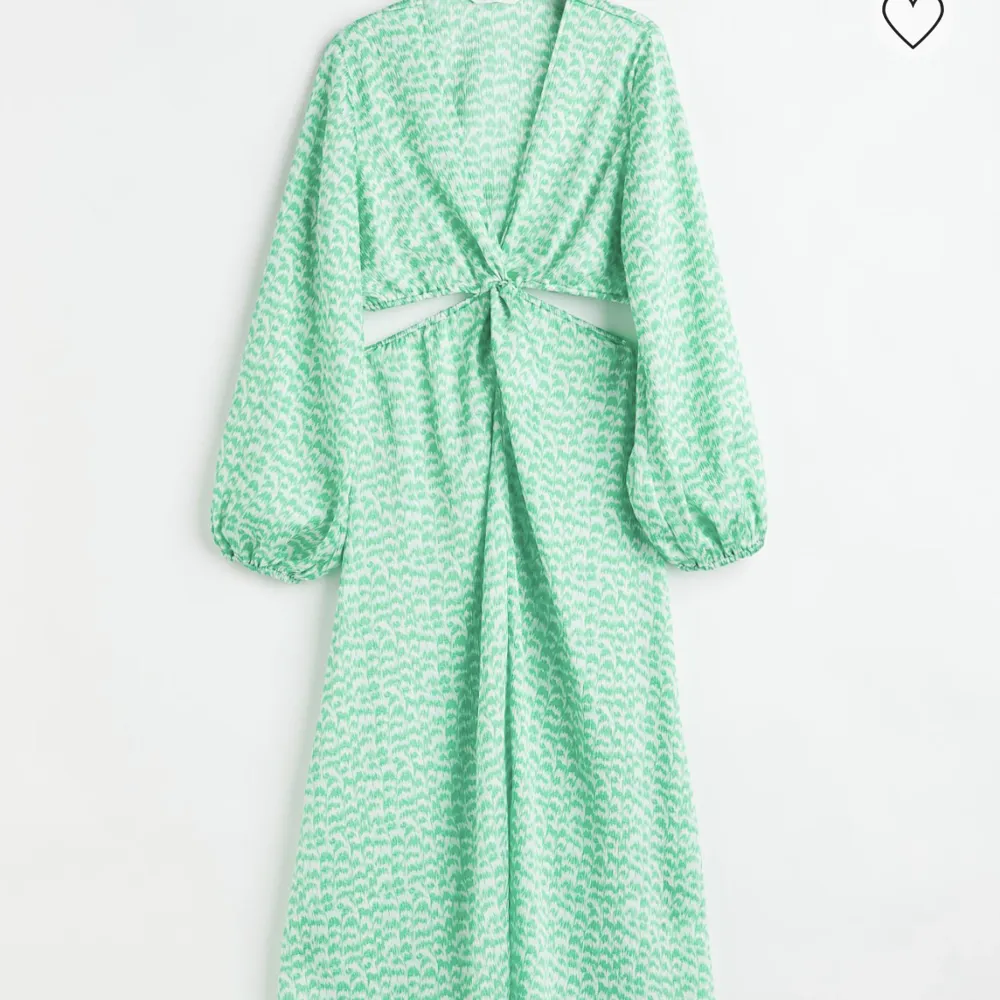 Söker denna klänningen från H&M i storlek xs eller s, skriv om du har en som du vill sälja🫶🏼🫶🏼. Klänningar.