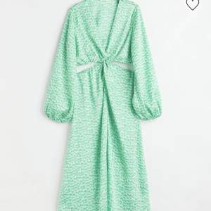 Söker denna klänningen från H&M i storlek xs eller s, skriv om du har en som du vill sälja🫶🏼🫶🏼