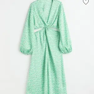 Söker denna klänningen från H&M i storlek xs eller s, skriv om du har en som du vill sälja🫶🏼🫶🏼