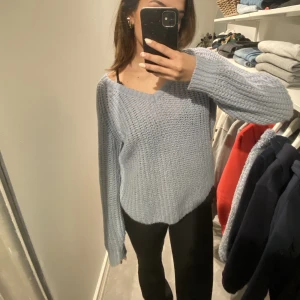 blå stickad tröja  - en superfin blå stickad tröja som är använd kanske 5 gånger, säljer pågrund av att den inte riktigt kommer till användning!💕