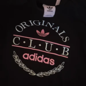 Adidas tröja - Sprillans ny adidad tröja, kostade 400 som ny men släpper den för 200. 