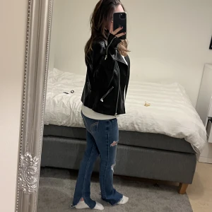 Skinn jacka  - Super cool skinn jacka perfekt nu till våren och sommaren. Passar till allt och den har inga defekter eller liknande.❤️