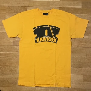 The hundreds  - En nästan helt oanvänd the hundreds tröja har änvänt fåtal gånger bra skick inga fläckar eller märken. Vid frågor tveka inte att kontakta!