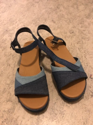 Blå Sandaler - Storlek 36. Ca 6 år gamla, nästan aldrig använda, så av god kvalitet.