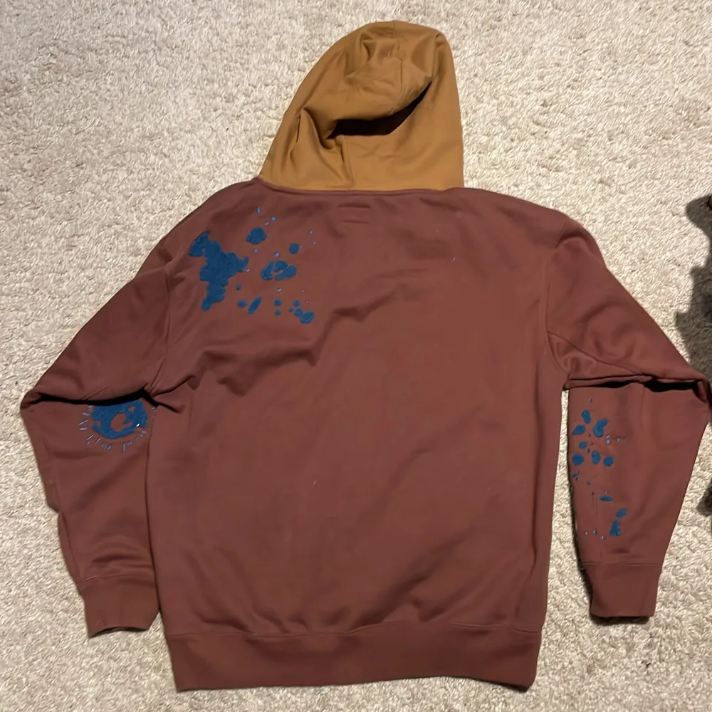 Cool hoodie från Converse x Bandulu. Riktigt bekväm o tjockt material. Skick 10/10. Hoodies.
