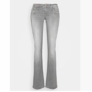 Ltb jeans lågmidjade - Gråa lågmidjade ltb valerie jeans som är slutsålda. Storlek 28x30. Nypris 830kr ungefär. Har andvänt dem lite men säljer för dem är för stora i midjan. Passar bra i längden för mig som är 165