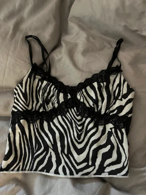 Coolt linne - Fint linne från shein strl xs. Jätteskönt material, inte genomskinligt alls. Säljer för 40kr.