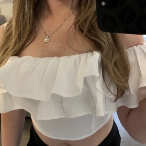 Topp gina tricot - Snygg topp till fest eller liknande, endast använd vid ett tillfälle. Från Gina tricot strl 34. Säljer för 60kr.