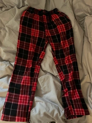 Pyjamasbyxor cubus - Snygga pyjamasbyxor från Cubus strl s. Inte mycket använda då de är något korta. Säljer för 100kr.