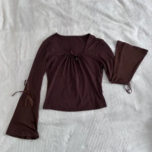 Söt tröja med rosettband - Från SHEIN i jätteskönt och stretchigt material. Vida armar och smickrande urringning. Använd någon enstaka gång så den är i mycket fint skick!!