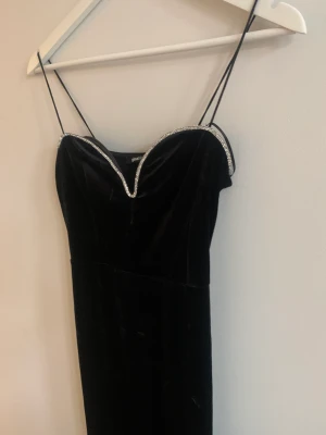 Klänning  - Säljer denna otroligt fina klänning! Bara använd vid ett tillfälle så så gott som ny! 💕