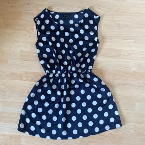 Klänning - En prickig klänning, använd en gång. Super fin och somrig🙃