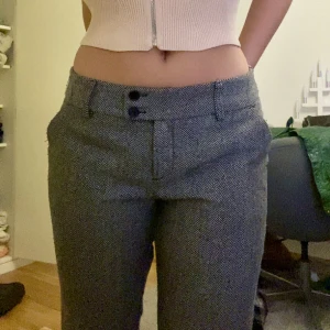 Mid rise kostymbyxot  - Mid rise kostymbyxor från Zara i storlek 36.Jag är 1.65 o de passar någon som är som mig eller lite längre.