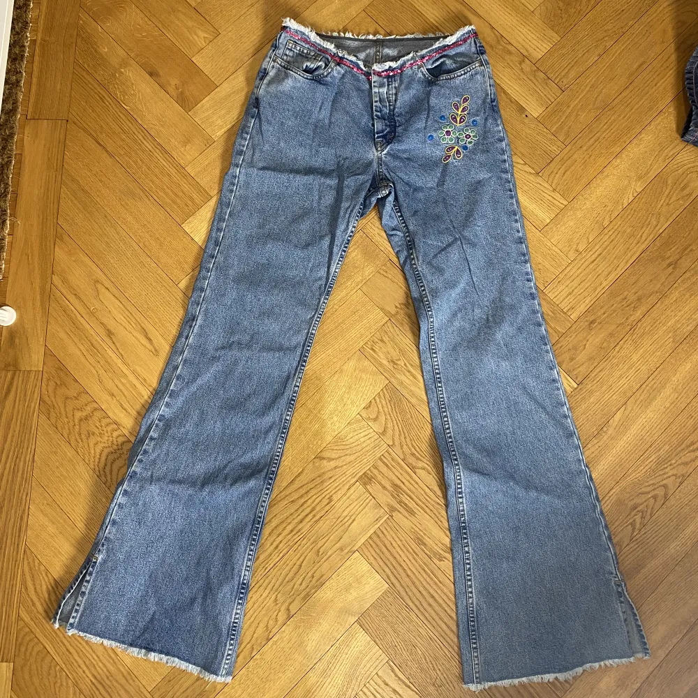 Måste tyvärr säljas dessa fina lågmidjade jeans. Står ingen storlek men skulle säga 34/Xs 💕🧚‍♀️. Jeans & Byxor.