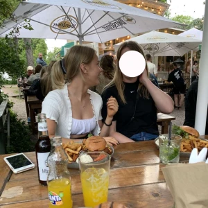 Vit kortärmad kofta - Perfekt kortärmad kofta till dina sommartoppar! Använd några gånger men är fortfarande i väldigt bra skick😊 Inga fläckar eller andra anmärkningar! 