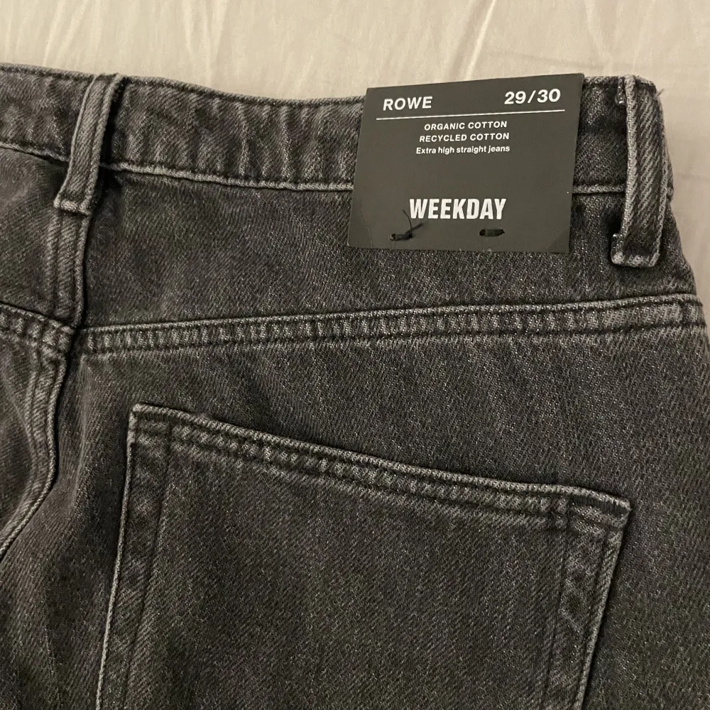 Säljer ett par mörkgrå högmidjade raka jeans från Weekday. Aldrig använda och är i fint skick, säljer på grund av att dom ej kommer till användning. Köpte dom för 590kr men säljer för 350kr, strl 29/30 (36)💕. Jeans & Byxor.