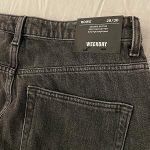 Säljer ett par mörkgrå högmidjade raka jeans från Weekday. Aldrig använda och är i fint skick, säljer på grund av att dom ej kommer till användning. Köpte dom för 590kr men säljer för 350kr, strl 29/30 (36)💕