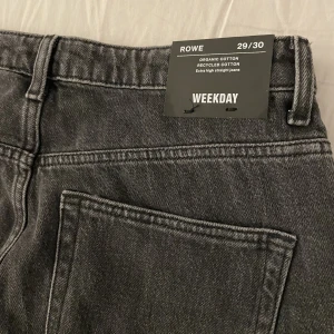 Jeans Weekday - Säljer ett par mörkgrå högmidjade raka jeans från Weekday. Aldrig använda och är i fint skick, säljer på grund av att dom ej kommer till användning. Köpte dom för 590kr men säljer för 350kr, strl 29/30 (36)💕