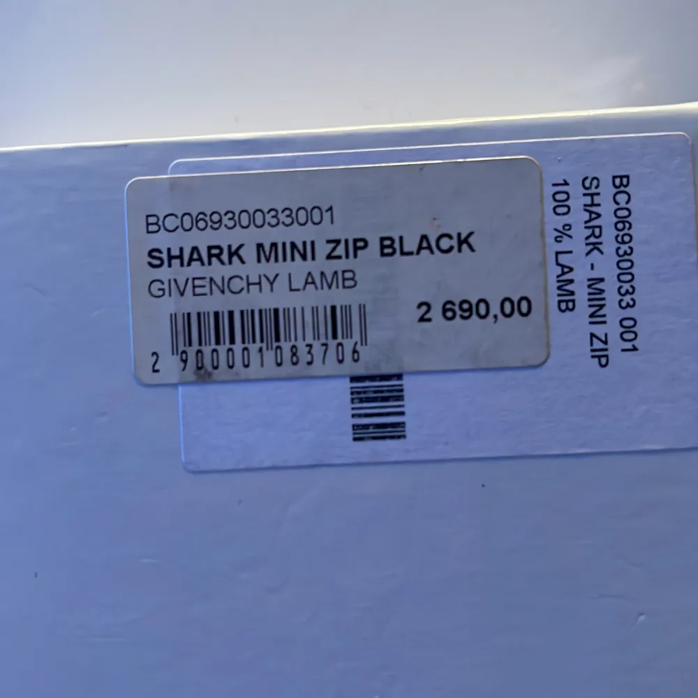 Givenchy shark mini zip plånbok Nytt skick, aldrig använd  Nypris - 2690kr  Säljer för - 1500kr. Accessoarer.