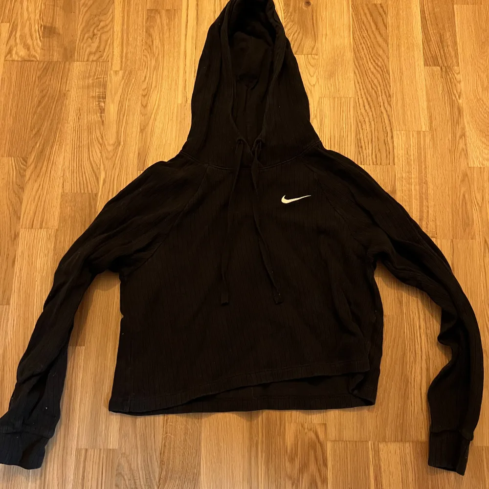 En cropped hoodie från Nike i storlek S. Ribbad design. Bra skick . Hoodies.