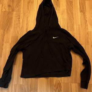 En cropped hoodie från Nike i storlek S. Ribbad design. Bra skick 