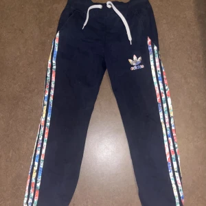 Adidas byxor - Unika blommiga adidas byxor. Storlek S. 