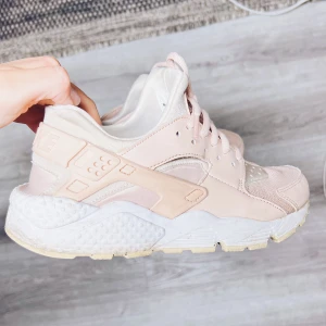 Nike air force - Säljer mina Nike skor som inte kommer till användning, väldigt sköna och bra sula. Skulle säga att dom är rosa/beige💜 Dom är använda men i bra skick!