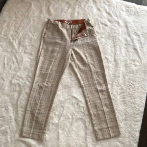 Vita Kostymbyxor  - Jätte eleganta rutiga kostymbyxor som har fickor både på framsidan och baksidan.💕 Passar jätte fint på st 38 och känns så skönt att ha på sig 😍