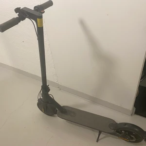 Elscooter - Säljer denna elscooter för 2000 kr. Man kommer även få en laddare till elscootern. Den åker 20 km i timmen. Köpt förra året. Den är i fint skick och har inga skador❤️ Möts bara up och tar bara emot swish. Kan mötas up i linköping. 