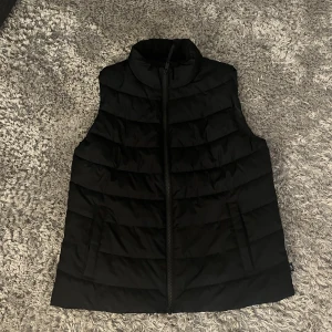 Väst - Säljer denna snygga väst som är perfekt nu till hösten. Använd någon enstaka gång så den är i nyskick. Storlek S 💛