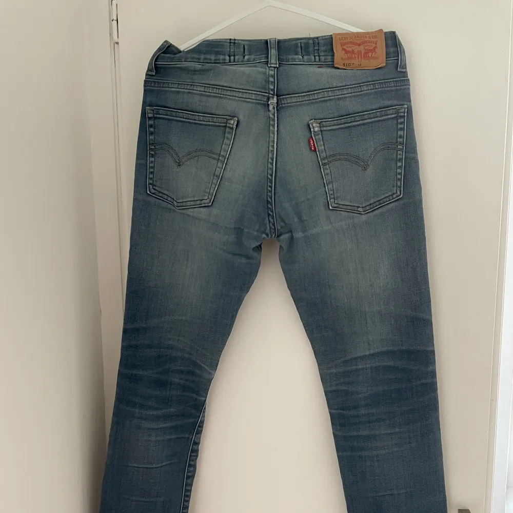 Klassiska blå levi’s 510. Rak unisexmodell.   Strl 12 år motsvarar 160 cl ungefär. . Jeans & Byxor.