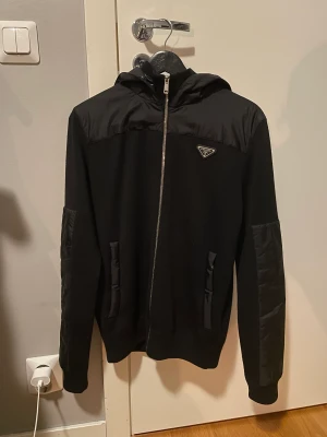 Prada cardigan - Näst intill oanvänd Prada cardigan i strl M.  Skick 9,5/10. Tags finns med samt nfc scann. Mvh Albin