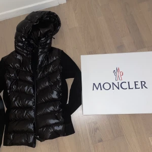 Moncler jacka - Moncler cardigan storlek M passar S/M. Nypris 6725 köpt i somras. Kvitto samt box finns 