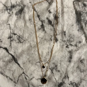 Halsband - Säljer 2 stycken jättefina halsband som aldrig är använda❤️ 1 av dom: 100 kr. Original pris: 120 Båda: 170kr. Original pris för båda tillsammans: 240 