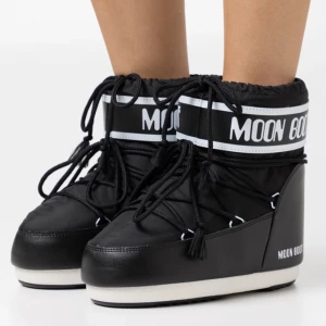 Moonboots  - Säljer mina svarta moonboots som jag knappt har använt😊❤️